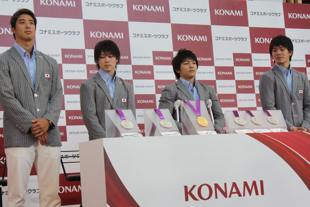 株式会社コナミスポーツ＆ライフは、六本木ミッドタウンにあるKONAMI本社前にて、KONAMI競技部所属の内村航平選手、山室光史選手、田中佑典選手、藤井拓郎選手の４名によるロンドンオリンピック日本代表選手報告会を行いました。