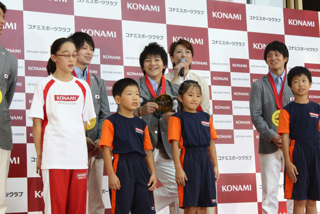 株式会社コナミスポーツ＆ライフは、六本木ミッドタウンにあるKONAMI本社前にて、KONAMI競技部所属の内村航平選手、山室光史選手、田中佑典選手、藤井拓郎選手の４名によるロンドンオリンピック日本代表選手報告会を行いました。