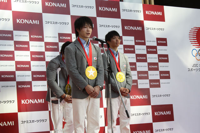 株式会社コナミスポーツ＆ライフは、六本木ミッドタウンにあるKONAMI本社前にて、KONAMI競技部所属の内村航平選手、山室光史選手、田中佑典選手、藤井拓郎選手の４名によるロンドンオリンピック日本代表選手報告会を行いました。