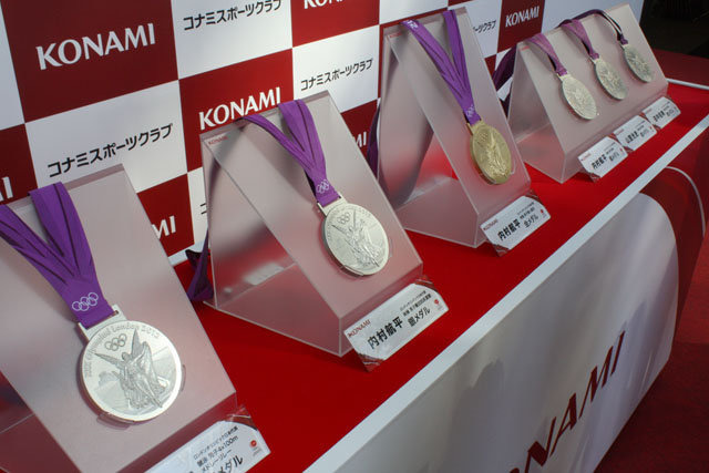 株式会社コナミスポーツ＆ライフは、六本木ミッドタウンにあるKONAMI本社前にて、KONAMI競技部所属の内村航平選手、山室光史選手、田中佑典選手、藤井拓郎選手の４名によるロンドンオリンピック日本代表選手報告会を行いました。