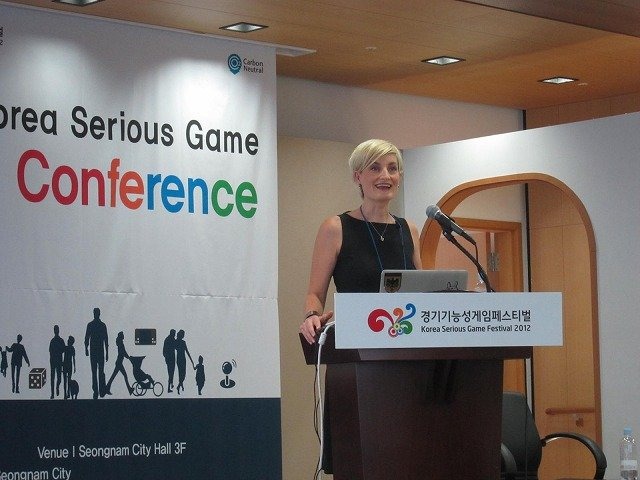 韓国シリアスゲームカンファレンスに併設された国際会議で8月31日、米ウィスコンシン・マディソン大学助教授で、ホワイトハウスで科学技術政策分野の政策アドバイザーもつとめるコンスタンティン・スタインクラー女史が基調講演を行いました。