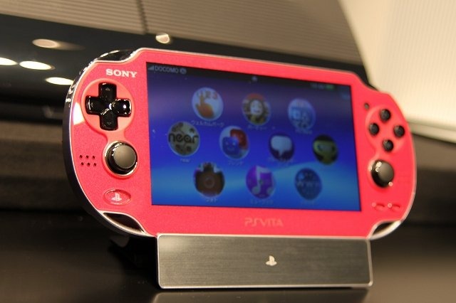 ソニー・コンピュータエンタテインメントは本日午後から開催した「SCEJ Press Conference 2012」にて、PlayStation Vitaの新カラーバリエーションとして「コズミック・レッド」「サファイア・ブルー」をリリースすると発表しました。また、PlayStation 3も小型・軽量化