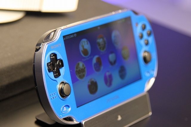 ソニー・コンピュータエンタテインメントは本日午後から開催した「SCEJ Press Conference 2012」にて、PlayStation Vitaの新カラーバリエーションとして「コズミック・レッド」「サファイア・ブルー」をリリースすると発表しました。また、PlayStation 3も小型・軽量化