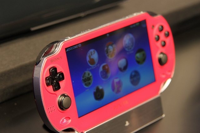 ソニー・コンピュータエンタテインメントは本日午後から開催した「SCEJ Press Conference 2012」にて、PlayStation Vitaの新カラーバリエーションとして「コズミック・レッド」「サファイア・ブルー」をリリースすると発表しました。また、PlayStation 3も小型・軽量化