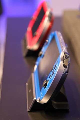 ソニー・コンピュータエンタテインメントは本日午後から開催した「SCEJ Press Conference 2012」にて、PlayStation Vitaの新カラーバリエーションとして「コズミック・レッド」「サファイア・ブルー」をリリースすると発表しました。また、PlayStation 3も小型・軽量化