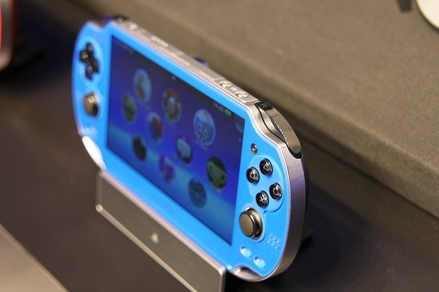 ソニー・コンピュータエンタテインメントは本日午後から開催した「SCEJ Press Conference 2012」にて、PlayStation Vitaの新カラーバリエーションとして「コズミック・レッド」「サファイア・ブルー」をリリースすると発表しました。また、PlayStation 3も小型・軽量化