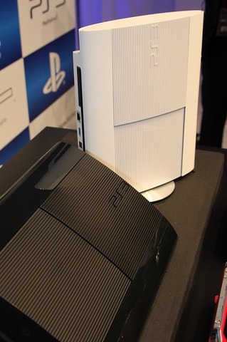 ソニー・コンピュータエンタテインメントは本日午後から開催した「SCEJ Press Conference 2012」にて、PlayStation Vitaの新カラーバリエーションとして「コズミック・レッド」「サファイア・ブルー」をリリースすると発表しました。また、PlayStation 3も小型・軽量化