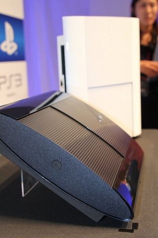 ソニー・コンピュータエンタテインメントは本日午後から開催した「SCEJ Press Conference 2012」にて、PlayStation Vitaの新カラーバリエーションとして「コズミック・レッド」「サファイア・ブルー」をリリースすると発表しました。また、PlayStation 3も小型・軽量化