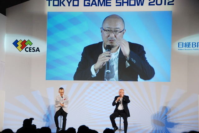 東京ゲームショウ2012基調講演「日本ゲーム産業に今、必要なコト〜ゲームビジネス新時代の展望」後半パートでは、新たに「日経エンタテインメント！」編集委員の品田英雄氏が加わり、鵜之澤伸CESA会長とのトークセッションが行われました。セッションは事前に募集された