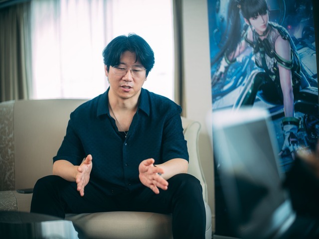 『ベヨネッタ』コラボ衣装なのに、キム・ヒョンテ氏のオリジナル!? スイッチ2版『ステラーブレイド』インタビューだと思ったら、新衣装の公開や『ブラッドレイン』の話も飛び出した【TGS2026】