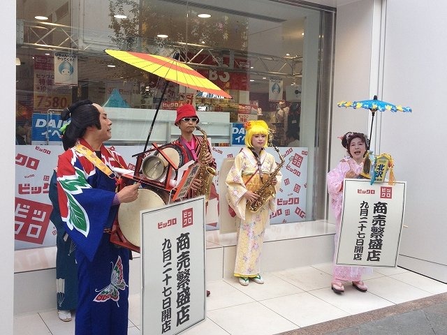 家電量販店の激戦地、新宿。駅を挟んで東口と西口にはそれぞれヨドバシカメラ、ビックカメラ、ヤマダ電機が存在し、しのぎを削っています。各社、地デジ特需やエコポイント効果後は非常に厳しい状況とも伝えられますが、そんな停滞感を吹き飛ばすような新店舗が27日、新