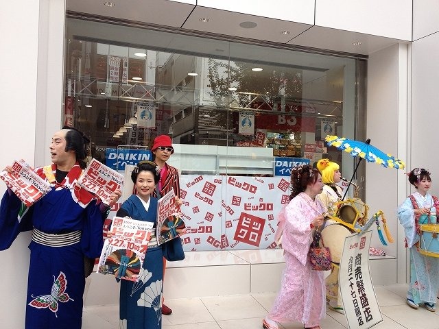 家電量販店の激戦地、新宿。駅を挟んで東口と西口にはそれぞれヨドバシカメラ、ビックカメラ、ヤマダ電機が存在し、しのぎを削っています。各社、地デジ特需やエコポイント効果後は非常に厳しい状況とも伝えられますが、そんな停滞感を吹き飛ばすような新店舗が27日、新