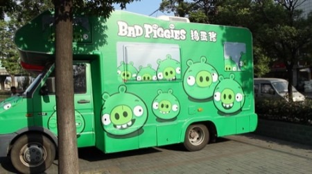 フィンランドの  Rovio Entertainment  が9月27日にスマートフォン向け最新ゲームアプリ『  Bad Piggies  』をリリースしたが、早くもアメリカを始めとする各国のApp Storeのランキングの首位に躍り出ている。