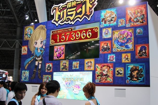 先月、東京ゲームショーの会場で、グリーのブースを取り囲む美しいコンパニオン達に目をやりながら、ここ数年の日本のゲーム業界について考えていた。そういえば、海外のゲーム記者に「TGSで一番見るべきものはコンパニオンだ」と、冗談で言われたこともあったなと思い