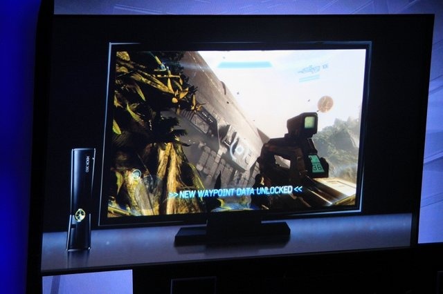 マイクロソフトが今年のE3に発表した「SmartGlass」は、Xbox360とスマートフォンやタブレットを連携し遊べるようにする新たな仕掛けです。今週、Windows8や、それに対応した同社初のタブレット「Surface」が発売されますが、「SmartGlass」もこれに併せて週末より提供開