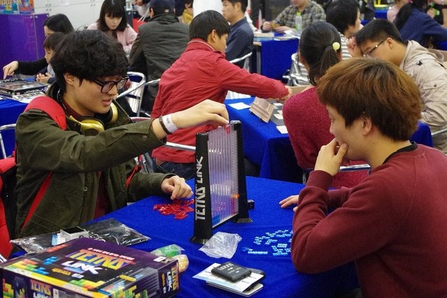 韓国・釜山のコンペティションホールBEXCOで国内最大のゲームショー「G-STAR2012」が11月8日〜11月11日に開催されました。ネクソンやNHNといった韓国の大手ゲーム企業はもちろん、日本からも任天堂が出展し、初日から大勢のゲームファンが来場しました。