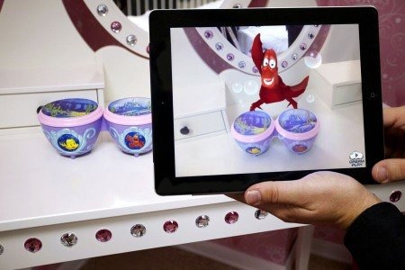 ディズニーが、スマートフォン/タブレット向けのAR（拡張現実）アプリと連動した子供向けの玩具を開発するため、玩具メーカーのJAKKS PacificとUCLA（カリフォルニア大学ロサンゼルス校）教授のパトリック・スン・シオン(Patrick Soon-Shiong)氏と業務提携を行うと発表