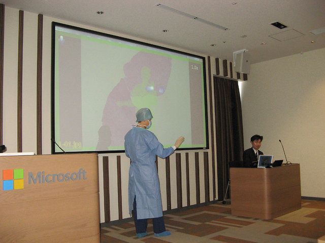 マイクロソフトは、「Kinect for Windows」を活用したさまざまなサービスを紹介する説明会、題して「ナチュラルユーザーインターフェイスの未来」を開催しました。