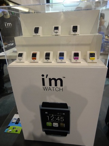 イタリアのi'm SpAが開発・販売しているAndroidを搭載したスマートウォッチ「I'm Watch」がMobile World Congressの同社ブースにて展示されていました。