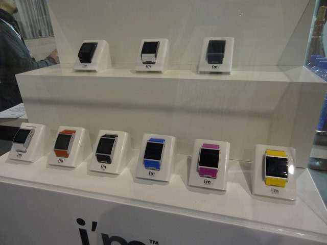 イタリアのi'm SpAが開発・販売しているAndroidを搭載したスマートウォッチ「I'm Watch」がMobile World Congressの同社ブースにて展示されていました。