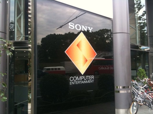 ソニーは、ソニー・コンピュータエンタテインメントのネットワーク事業を分割の上、ソニー本社と合併する再編策を発表しました。