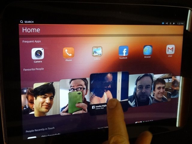 Canonicalが開発するオープンソースのLinuxディストリビューション「Ubuntu」のスマートフォンやタブレット向けバージョンが、実機で動作する形で披露されました。