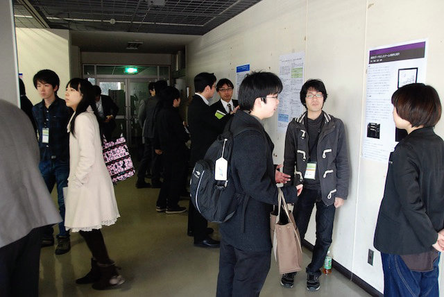 日本デジタルゲーム学会（DiGRA JAPAN）は2013年3月4日・5日、九州大学大橋キャンパスで2012年次大会を開催しました。年次大会では22本の口頭発表、6本の企画セッション、19本のポスター発表が行われました。