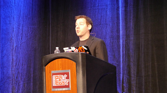 PAX East初日、ボストンコンベンションセンター3Fの数千人規模を収容するメインシアター（Ballroom）で、元Epic GamesのゲームデザイナーCliff Bleszinski氏のキーノート“Storytime with Cliff Bleszinski”が実施。開始前から長蛇の列ができ、巨大なホールはあっとい