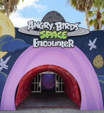 Tech系メディアのTechCrunchが、米フロリダ州のケネディ宇宙センターに新たにオープンした人気ゲームアプリ『Angry Birds』シリーズのテーマパーク「Angry Birds Space Encounter」の様子を伝えている。