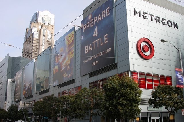 Game Developers Conference 2013の会場であるMoscone Centerに隣接する複合商業施設Metreonに『バトルフィールド4』と思われる広告が掲げられていると先日お伝えしましたが、25日に訪れてみると、その数が増えていました。