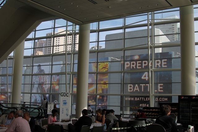 Game Developers Conference 2013会場に隣接するMetreonに掲げられた巨大な「バトルフィールド」の広告。一昨日には「PREPARE 4 BATTLE」と描かれたパネルだけだったのが、昨日にはゲームをイメージしたパネルが追加。そして本日、中央に残された最後の一枚が開かれ、『