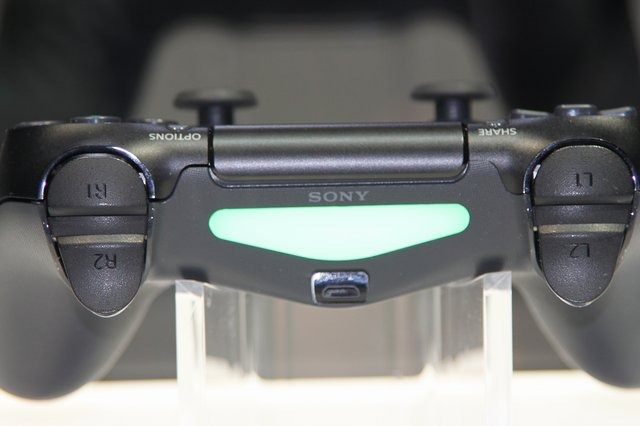 ソニー・コンピューターエンタテインメントはGDC 2013のエキスポブースにて、年内発売予定の次世代ゲーム機「プレイステーション4」のコントローラー、デュアルショック4と連携するカメラを公開しました。