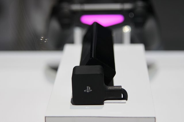 ソニー・コンピューターエンタテインメントはGDC 2013のエキスポブースにて、年内発売予定の次世代ゲーム機「プレイステーション4」のコントローラー、デュアルショック4と連携するカメラを公開しました。