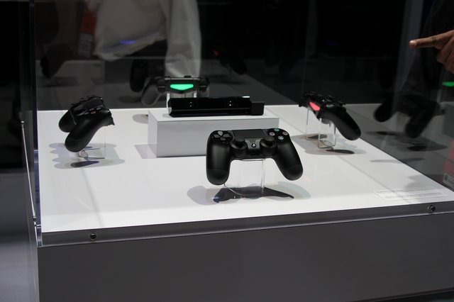 ソニー・コンピューターエンタテインメントはGDC 2013のエキスポブースにて、年内発売予定の次世代ゲーム機「プレイステーション4」のコントローラー、デュアルショック4と連携するカメラを公開しました。