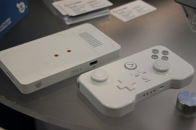 28日から「Ouya」が出荷開始されましたが、Androidを搭載したゲーム機はこれだけではありません。GDC 2013のARMブースでは、Play Jam Ltd.が開発する「Game Stick」の実機に触れる事が出来ました。こちらも、クラウドファンディングのKickstarterで成功を収めたプロジェ