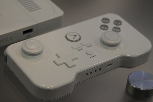 28日から「Ouya」が出荷開始されましたが、Androidを搭載したゲーム機はこれだけではありません。GDC 2013のARMブースでは、Play Jam Ltd.が開発する「Game Stick」の実機に触れる事が出来ました。こちらも、クラウドファンディングのKickstarterで成功を収めたプロジェ