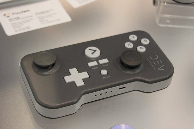 28日から「Ouya」が出荷開始されましたが、Androidを搭載したゲーム機はこれだけではありません。GDC 2013のARMブースでは、Play Jam Ltd.が開発する「Game Stick」の実機に触れる事が出来ました。こちらも、クラウドファンディングのKickstarterで成功を収めたプロジェ