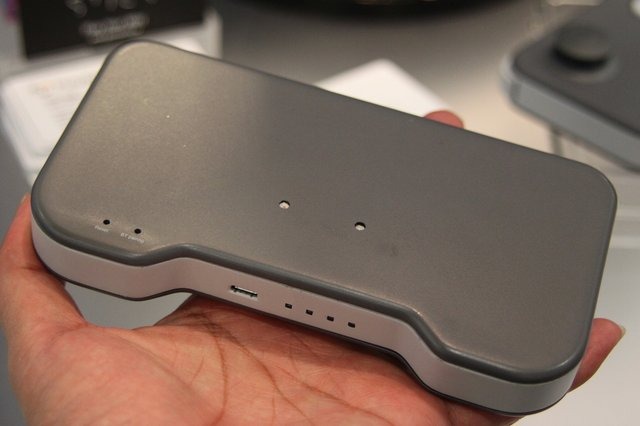 28日から「Ouya」が出荷開始されましたが、Androidを搭載したゲーム機はこれだけではありません。GDC 2013のARMブースでは、Play Jam Ltd.が開発する「Game Stick」の実機に触れる事が出来ました。こちらも、クラウドファンディングのKickstarterで成功を収めたプロジェ