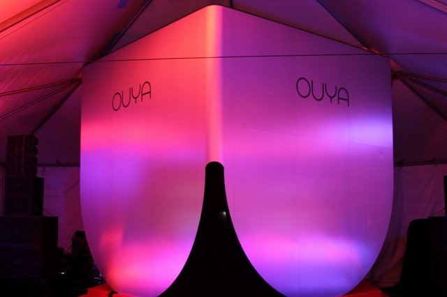 28日の夜に開催された「Ouya」の発売記念パーティでは、CEOのJulie Uhrman氏が登場し、プロジェクトを支援してくれたユーザーに感謝を述べました。会場にはプロトタイプ版や、最初のデザインイラストなど貴重な資料も展示。注目を集めていました。ここでは会場の様子を