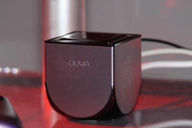 28日の夜に開催された「Ouya」の発売記念パーティでは、CEOのJulie Uhrman氏が登場し、プロジェクトを支援してくれたユーザーに感謝を述べました。会場にはプロトタイプ版や、最初のデザインイラストなど貴重な資料も展示。注目を集めていました。ここでは会場の様子を