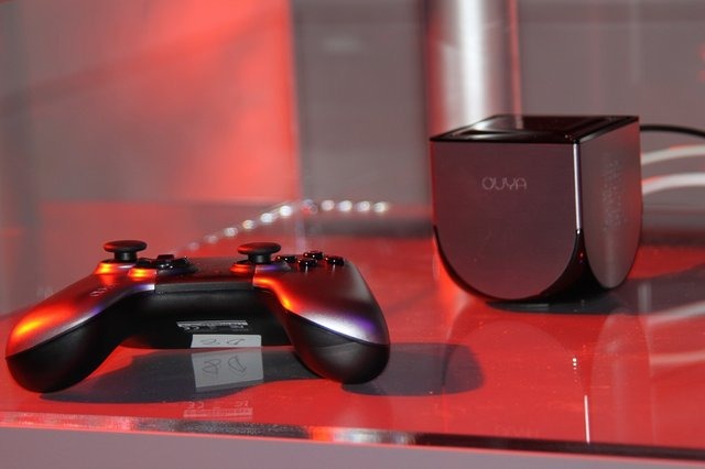 28日の夜に開催された「Ouya」の発売記念パーティでは、CEOのJulie Uhrman氏が登場し、プロジェクトを支援してくれたユーザーに感謝を述べました。会場にはプロトタイプ版や、最初のデザインイラストなど貴重な資料も展示。注目を集めていました。ここでは会場の様子を