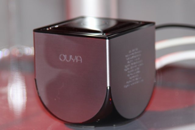 28日の夜に開催された「Ouya」の発売記念パーティでは、CEOのJulie Uhrman氏が登場し、プロジェクトを支援してくれたユーザーに感謝を述べました。会場にはプロトタイプ版や、最初のデザインイラストなど貴重な資料も展示。注目を集めていました。ここでは会場の様子を