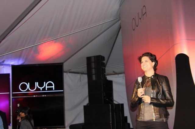 28日の夜に開催された「Ouya」の発売記念パーティでは、CEOのJulie Uhrman氏が登場し、プロジェクトを支援してくれたユーザーに感謝を述べました。会場にはプロトタイプ版や、最初のデザインイラストなど貴重な資料も展示。注目を集めていました。ここでは会場の様子を