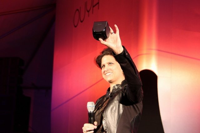 28日の夜に開催された「Ouya」の発売記念パーティでは、CEOのJulie Uhrman氏が登場し、プロジェクトを支援してくれたユーザーに感謝を述べました。会場にはプロトタイプ版や、最初のデザインイラストなど貴重な資料も展示。注目を集めていました。ここでは会場の様子を