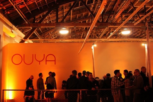 28日の夜に開催された「Ouya」の発売記念パーティでは、CEOのJulie Uhrman氏が登場し、プロジェクトを支援してくれたユーザーに感謝を述べました。会場にはプロトタイプ版や、最初のデザインイラストなど貴重な資料も展示。注目を集めていました。ここでは会場の様子を
