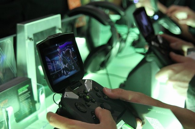 NVIDIAはGDC 2013のブースにて、クラウドゲーミングプラットフォームの「GRID」や、同社初のゲーム機となる「Project SHIELD」の展示を行いました。