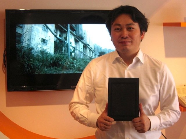 ユビキタスエンターテインメントは、手書き入力に特化したタブレット型コンピュータ「enchantMOON（エンチャントムーン）」のメディア向け内覧会を4月23日に開催しました。同社の清水亮社長は「アップルはiPhoneで電話を再発明したが、自分たちは紙を再発明したい」と意