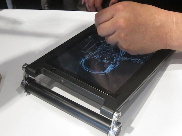 ユビキタスエンターテインメントは、手書き入力に特化したタブレット型コンピュータ「enchantMOON（エンチャントムーン）」のメディア向け内覧会を4月23日に開催しました。同社の清水亮社長は「アップルはiPhoneで電話を再発明したが、自分たちは紙を再発明したい」と意