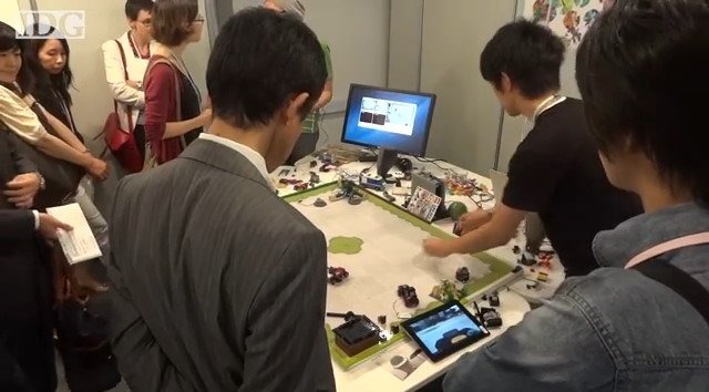 ソニーコンピュータサイエンス研究所とLEGOは、レゴブロックにコンピューター機器を搭載した実験的な玩具の研究開発に乗り出しました。