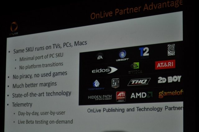 PCの世界ではクラウド(インターネットの向こうのデータセンター)にアプリケーションやデータを置くことによって、いつでもどこでもアクセスでき、かつアクセス元の性能には左右されないというサービスが増えてきました。例えばGmailなどもそうです。メールソフトやデー
